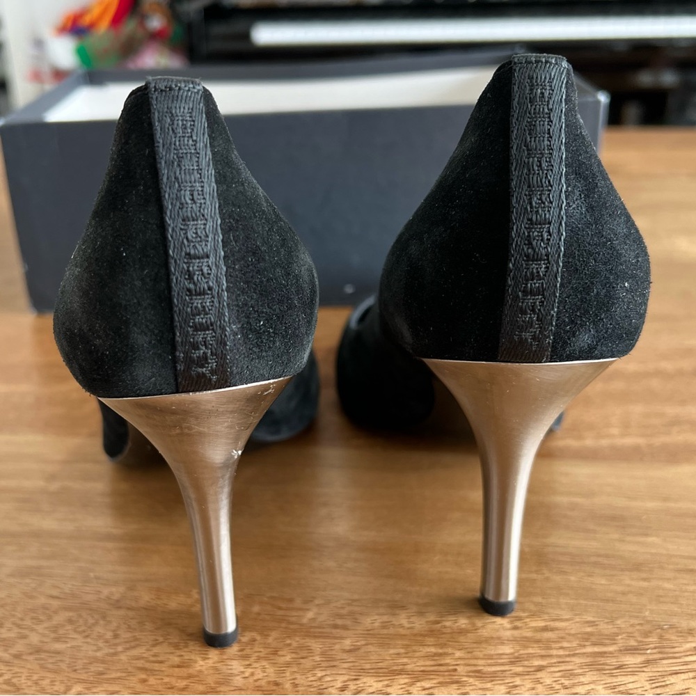 Burberry Black Suede Pumps with Logo Buckle Trim - Size 39 - Picture 5 of 9